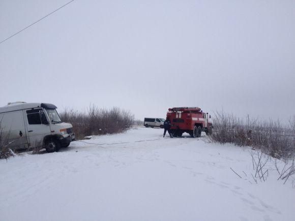 Чотири авто на Хмельниччині потрапили в снігову пастку. Самотужки вибратися не змогли, фото №1 на сайті vsim.ua