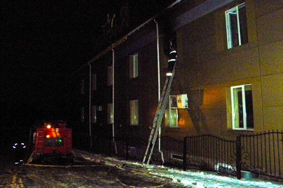 Пожежу в готелі "Імперія" гасили 12 рятувальників на 5 машинах, фото №3 на сайті vsim.ua