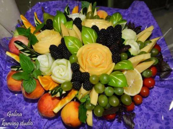 Новини Вінниці - фото з Троянди з сала та їстівні квіти з огірків. Вінничанка робить незвичні букети Троянди з сала та їстівні квіти з огірків. Вінничанка робить незвичні букети, фото №1 на сайті 20minut.ua