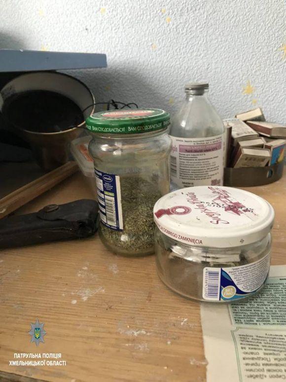 У Хмельницькому патрульні виїхали на сімейну сварку, а знайшли банки із наркотиками, фото №1 на сайті vsim.ua