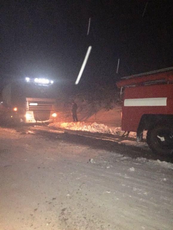 Рятувальники визволяли зі снігового замету автомобіль швидкої допомоги, фото №1 на сайті 20minut.ua
