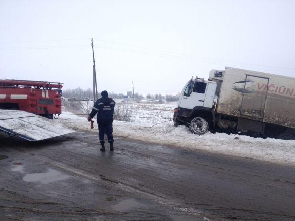 Чотири авто на Хмельниччині потрапили в снігову пастку. Самотужки вибратися не змогли, фото №2 на сайті vsim.ua