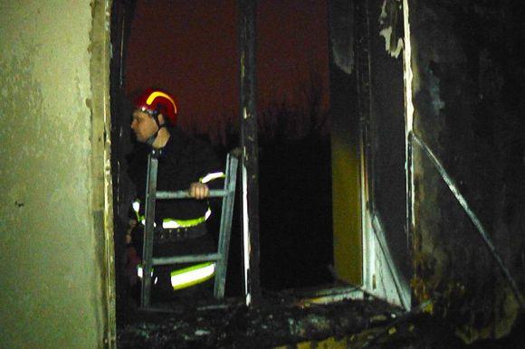Пожежу в готелі "Імперія" гасили 12 рятувальників на 5 машинах, фото №5 на сайті vsim.ua