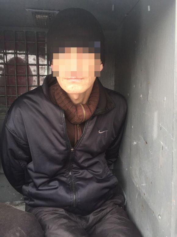 Поліції довелося застосувати зброю, аби зупинити двох зловмисників, які намагалися обікрасти підприємство, фото №4 на сайті 20minut.ua