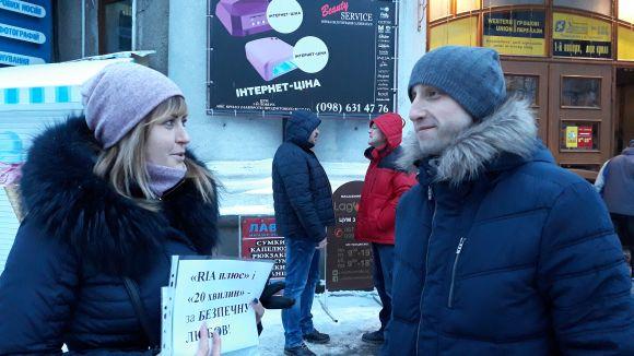 Операція "Безпечна любов": як тернополянам презервативи роздавали (є фото), фото №4 на сайті 20minut.ua