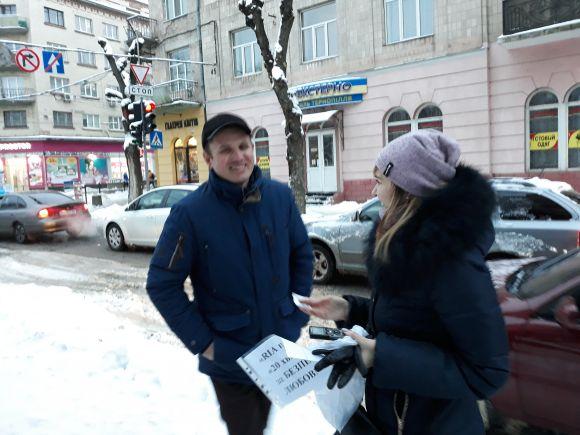 Операція "Безпечна любов": як тернополянам презервативи роздавали (є фото), фото №1 на сайті 20minut.ua