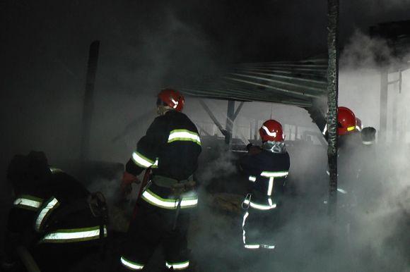 10 рятівників на 3 машинах гасили столярний цех поблизу Хмельницького, фото №2 на сайті vsim.ua