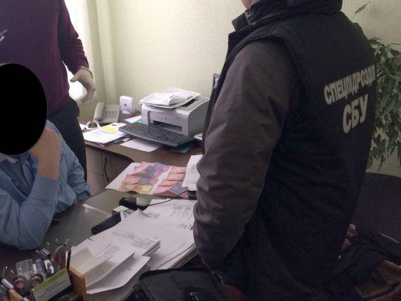 Новини Хмельницького - фото з На Хмельниччині посадець міграційної служби "допомагав" за хабарі оформляти закордонні паспорти На Хмельниччині посадець міграційної служби "допомагав" за хабарі оформляти закордонні паспорти, фото №1 на сайті vsim.ua