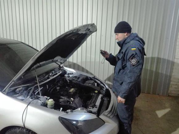 У Житомирі намагалися перереєструвати авто з фальшивими номерами кузова й двигуна, фото №1 на сайті 20minut.ua