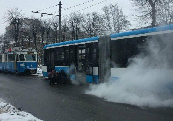 Новини Вінниці - фото з Біля педуніверу задимівся «VinWay». На місці працювали ремонтники Біля педуніверу задимівся «VinWay». На місці працювали ремонтники, фото №2 на сайті 20minut.ua