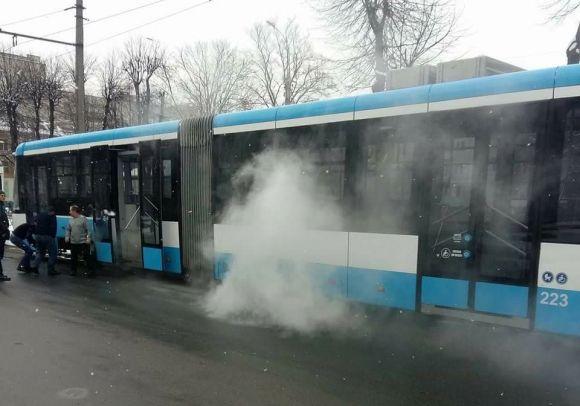 Новини Вінниці - фото з Біля педуніверу задимівся «VinWay». На місці працювали ремонтники Біля педуніверу задимівся «VinWay». На місці працювали ремонтники, фото №1 на сайті 20minut.ua