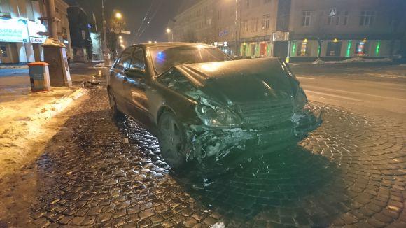 На Соборній «Mercedes» на великій швидкості протаранив «Nissan». Є постраждалі, фото №1 на сайті 20minut.ua