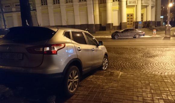 На Соборній «Mercedes» на великій швидкості протаранив «Nissan». Є постраждалі, фото №4 на сайті 20minut.ua
