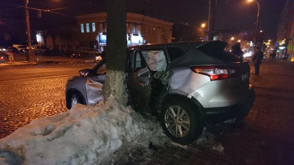 На Соборній «Mercedes» на великій швидкості протаранив «Nissan». Є постраждалі, фото №3 на сайті 20minut.ua