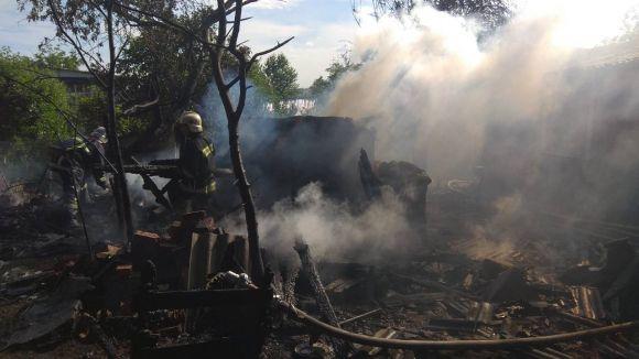 Новини Кам'янця-Подільського - фото з У Кам’янці горіла господарча будівля. Вогонь загрожував сусіднім спорудам (ФОТО) У Кам’янці горіла господарча будівля. Вогонь загрожував сусіднім спорудам (ФОТО), фото №1 на сайті 20minut.ua
