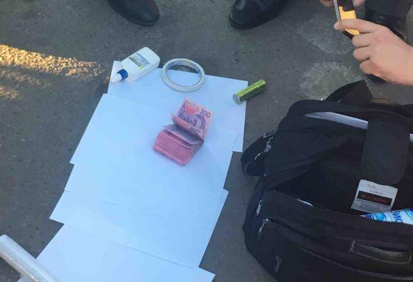 Хотів "відмазати" по 130-ій: на Хмельниччині поліцейського спіймали на хабарі, фото №1 на сайті vsim.ua
