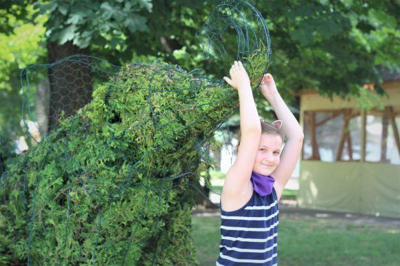 Новини Вінниці - фото з На Європейській площі з'явилися фігурки з туй: закохані та сімейство слонів На Європейській площі з'явилися фігурки з туй: закохані та сімейство слонів, фото №3 на сайті 20minut.ua