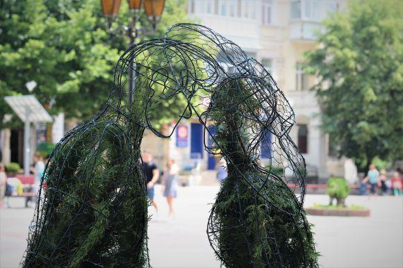 Новини Вінниці - фото з На Європейській площі з'явилися фігурки з туй: закохані та сімейство слонів На Європейській площі з'явилися фігурки з туй: закохані та сімейство слонів, фото №9 на сайті 20minut.ua