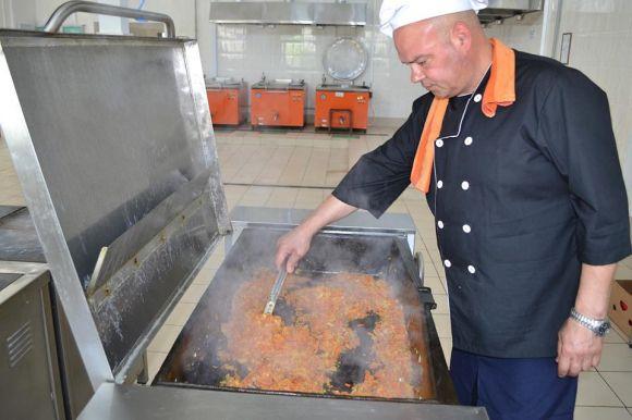 Ход-доги, кола й фрі: чим частували хмельницьких військових у "День американської кухні", фото №1 на сайті vsim.ua