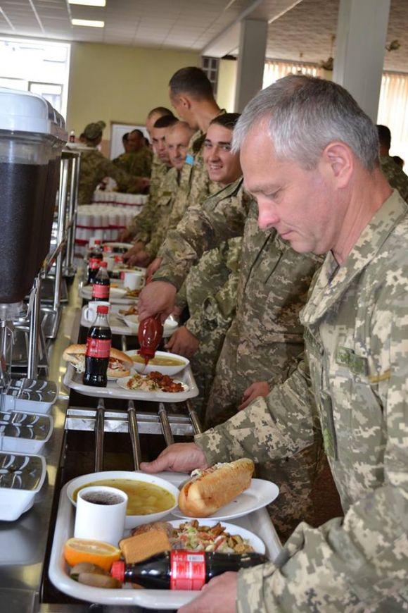 Ход-доги, кола й фрі: чим частували хмельницьких військових у "День американської кухні", фото №4 на сайті vsim.ua