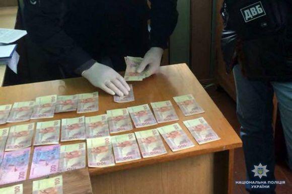 Займався гральним бізнесом: на Хмельниччині чоловік хотів відкупитися у працівника поліції, фото №1 на сайті vsim.ua