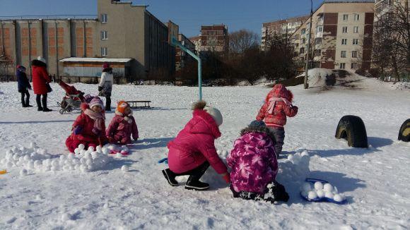 Новини Тернополя - фото з Фото дня: діти наліпили десятки сніжок Фото дня: діти наліпили десятки сніжок, фото №1 на сайті 20minut.ua