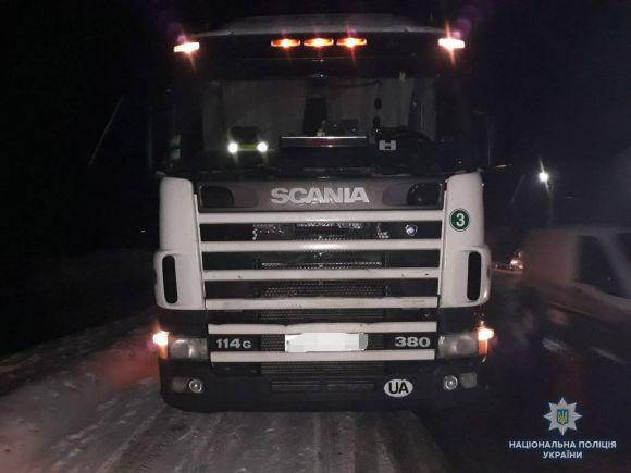 Два припарковані авто протаранив тягач. Молоді люди у лікарні, фото №2 на сайті 20minut.ua