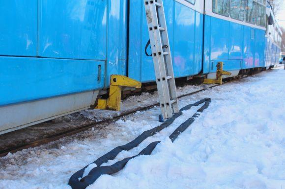 Новини Вінниці - фото з На Максимовича «четвірка» зійшла з колії. Трамваї по Хмельницькому шосе не ходили (ОНОВЛЕНО) На Максимовича «четвірка» зійшла з колії. Трамваї по Хмельницькому шосе не ходили (ОНОВЛЕНО), фото №11 на сайті 20minut.ua