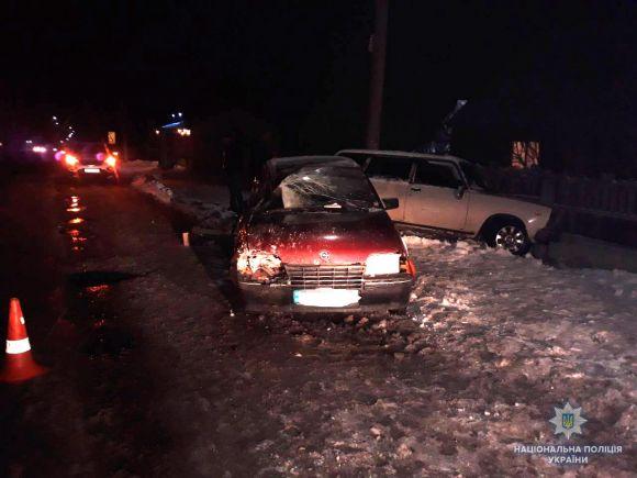 Два припарковані авто протаранив тягач. Молоді люди у лікарні, фото №1 на сайті 20minut.ua