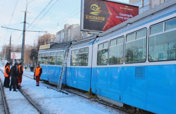 Новини Вінниці - фото з На Максимовича «четвірка» зійшла з колії. Трамваї по Хмельницькому шосе не ходили (ОНОВЛЕНО) На Максимовича «четвірка» зійшла з колії. Трамваї по Хмельницькому шосе не ходили (ОНОВЛЕНО), фото №4 на сайті 20minut.ua