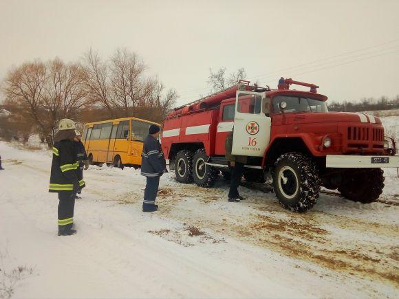 У Новоушицькому районі шкільний автобус з дітьми злетів у кювет, фото №1 на сайті vsim.ua