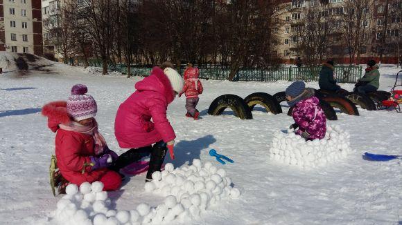 Новини Тернополя - фото з Фото дня: діти наліпили десятки сніжок Фото дня: діти наліпили десятки сніжок, фото №4 на сайті 20minut.ua