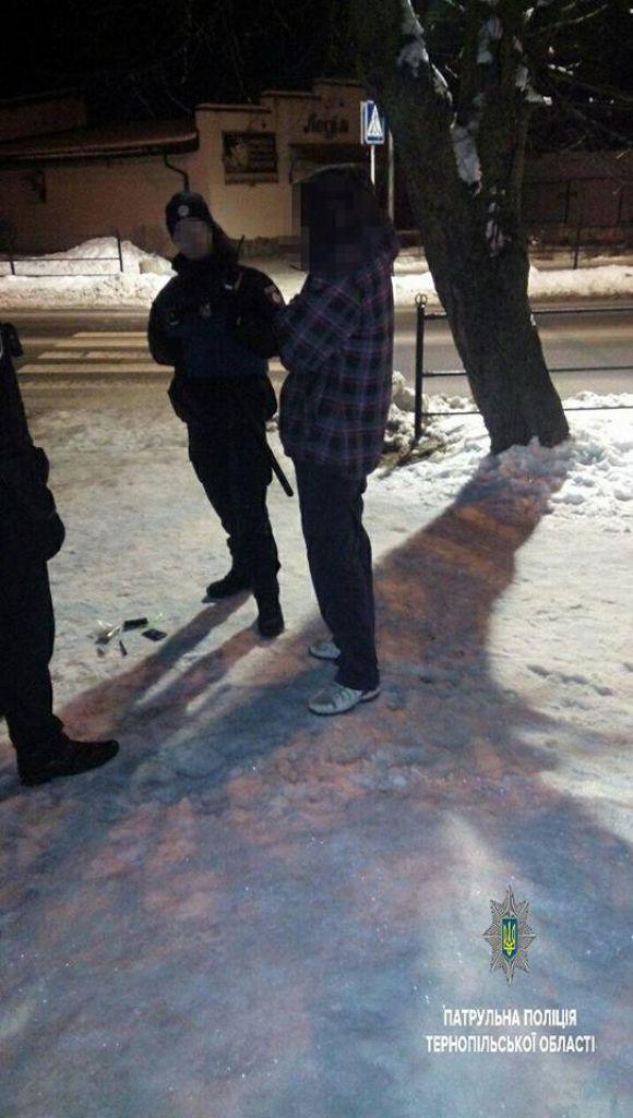 Новини Тернополя - фото з На Симоненка патрульні затримали чоловіка з наркотиками На Симоненка патрульні затримали чоловіка з наркотиками, фото №1 на сайті 20minut.ua