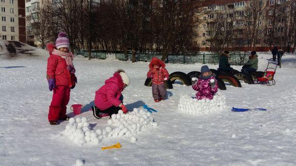 Новини Тернополя - фото з Фото дня: діти наліпили десятки сніжок Фото дня: діти наліпили десятки сніжок, фото №3 на сайті 20minut.ua