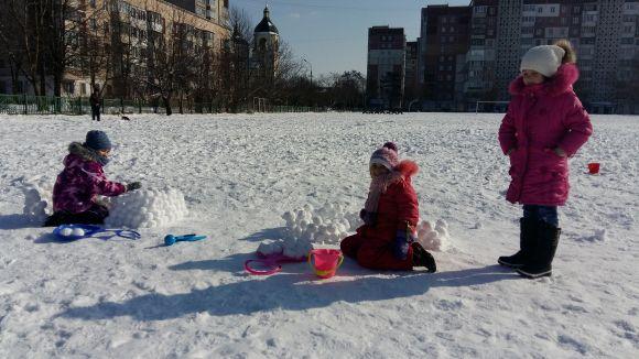 Новини Тернополя - фото з Фото дня: діти наліпили десятки сніжок Фото дня: діти наліпили десятки сніжок, фото №2 на сайті 20minut.ua