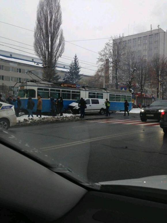 На Хмельницькому шосе іномарка в'їхала у трамвай, фото №1 на сайті 20minut.ua