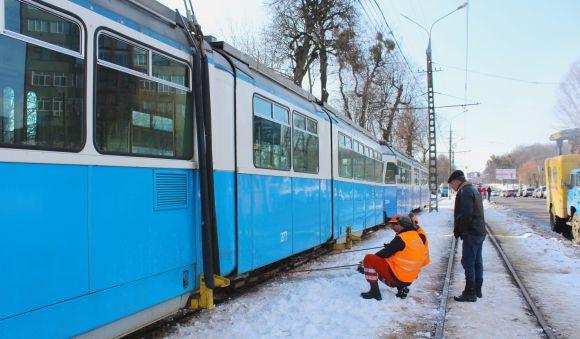 Новини Вінниці - фото з На Максимовича «четвірка» зійшла з колії. Трамваї по Хмельницькому шосе не ходили (ОНОВЛЕНО) На Максимовича «четвірка» зійшла з колії. Трамваї по Хмельницькому шосе не ходили (ОНОВЛЕНО), фото №15 на сайті 20minut.ua