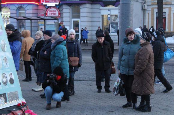 Новини Вінниці - фото з «Чому винуваті досі не покарані?». У Вінниці вшанували Героїв Небесної Сотні «Чому винуваті досі не покарані?». У Вінниці вшанували Героїв Небесної Сотні, фото №9 на сайті 20minut.ua