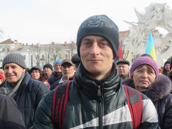 Марш за відставку Порошенка: хто прийшов на мітинг у Хмельницькому, фото №2 на сайті vsim.ua