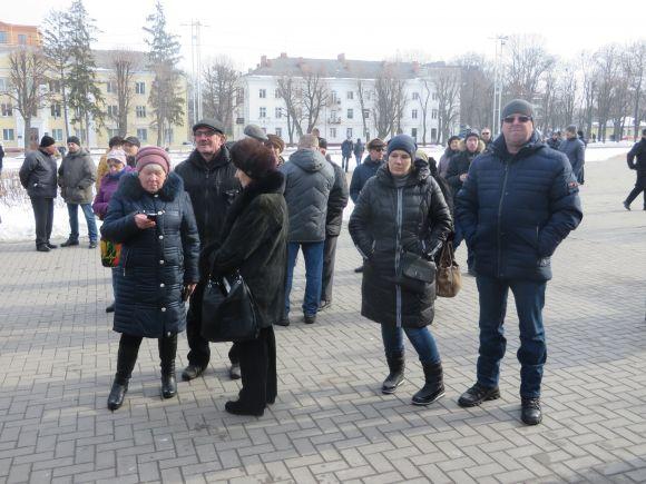 Марш за відставку Порошенка: хто прийшов на мітинг у Хмельницькому, фото №11 на сайті vsim.ua