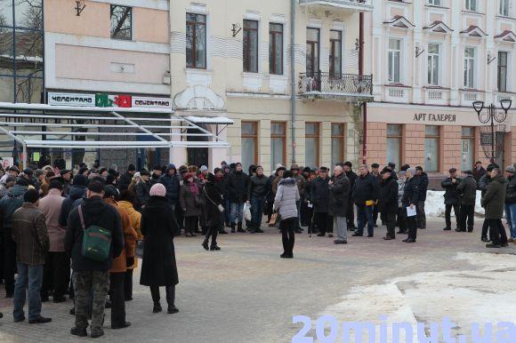 Фото дня: у Центрі близько ста тернополян публічно говорили про наболіле, фото №1 на сайті 20minut.ua