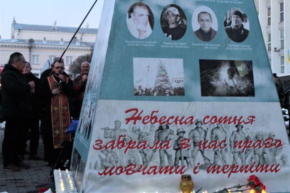 Новини Вінниці - фото з «Чому винуваті досі не покарані?». У Вінниці вшанували Героїв Небесної Сотні «Чому винуваті досі не покарані?». У Вінниці вшанували Героїв Небесної Сотні, фото №7 на сайті 20minut.ua