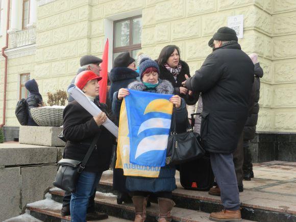 Марш за відставку Порошенка: хто прийшов на мітинг у Хмельницькому, фото №13 на сайті vsim.ua