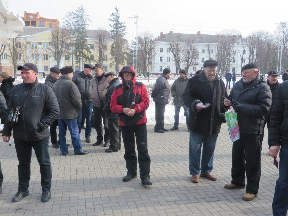 Марш за відставку Порошенка: хто прийшов на мітинг у Хмельницькому, фото №10 на сайті vsim.ua