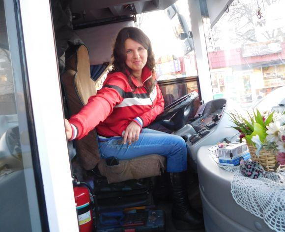 Новини Хмельницького - фото з Водій тролейбуса Людмила Ушакова: "На зачіску і макіяж витрачаю майже годину" Водій тролейбуса Людмила Ушакова: "На зачіску і макіяж витрачаю майже годину", фото №5 на сайті vsim.ua