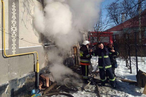 У Славуті із будинку охопленого полум'ям врятували трьох людей, фото №1 на сайті vsim.ua