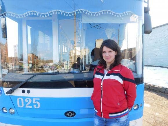 Новини Хмельницького - фото з Водій тролейбуса Людмила Ушакова: "На зачіску і макіяж витрачаю майже годину" Водій тролейбуса Людмила Ушакова: "На зачіску і макіяж витрачаю майже годину", фото №2 на сайті vsim.ua