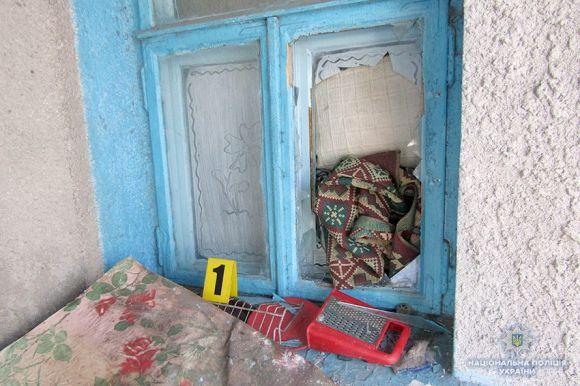 Повалили на підлогу та розмахували ножем: на Славутчині односельці напали на пенсіонера, фото №1 на сайті vsim.ua