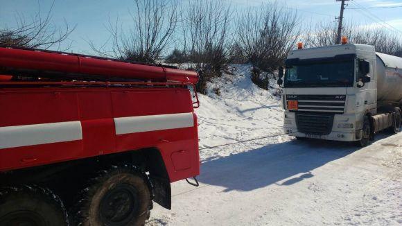 Новини Хмельницького - фото з У Шепетівському районі автоцистерна з газом паралізувала рух на дорозі У Шепетівському районі автоцистерна з газом паралізувала рух на дорозі, фото №1 на сайті vsim.ua