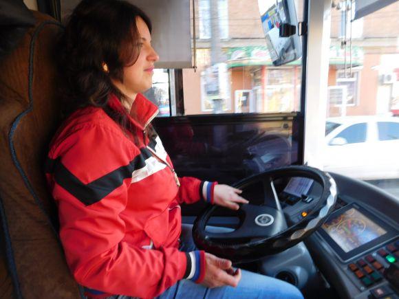 Новини Хмельницького - фото з Водій тролейбуса Людмила Ушакова: "На зачіску і макіяж витрачаю майже годину" Водій тролейбуса Людмила Ушакова: "На зачіску і макіяж витрачаю майже годину", фото №4 на сайті vsim.ua